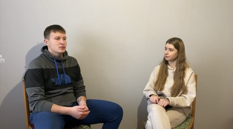 Студент факультету фізичного виховання Дмитро Загурський та студентка спеціальності Журналістика Руслана Адамович під час інтерв'ю